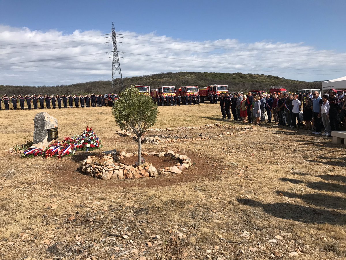 PompiersHerault's tweet photo. 🇫🇷[#Souvenir] Sur le plateau au dessus de #Gabian les #SapeursPompiers @SDIS34 se souviennent de la terrible date du 10 août 2016 en hommage au #Caporal Jérémy Beier Mort au feu et à ses 3 camarades blessés #DevoirDeMémoire https://t.co/c67OooCBeV