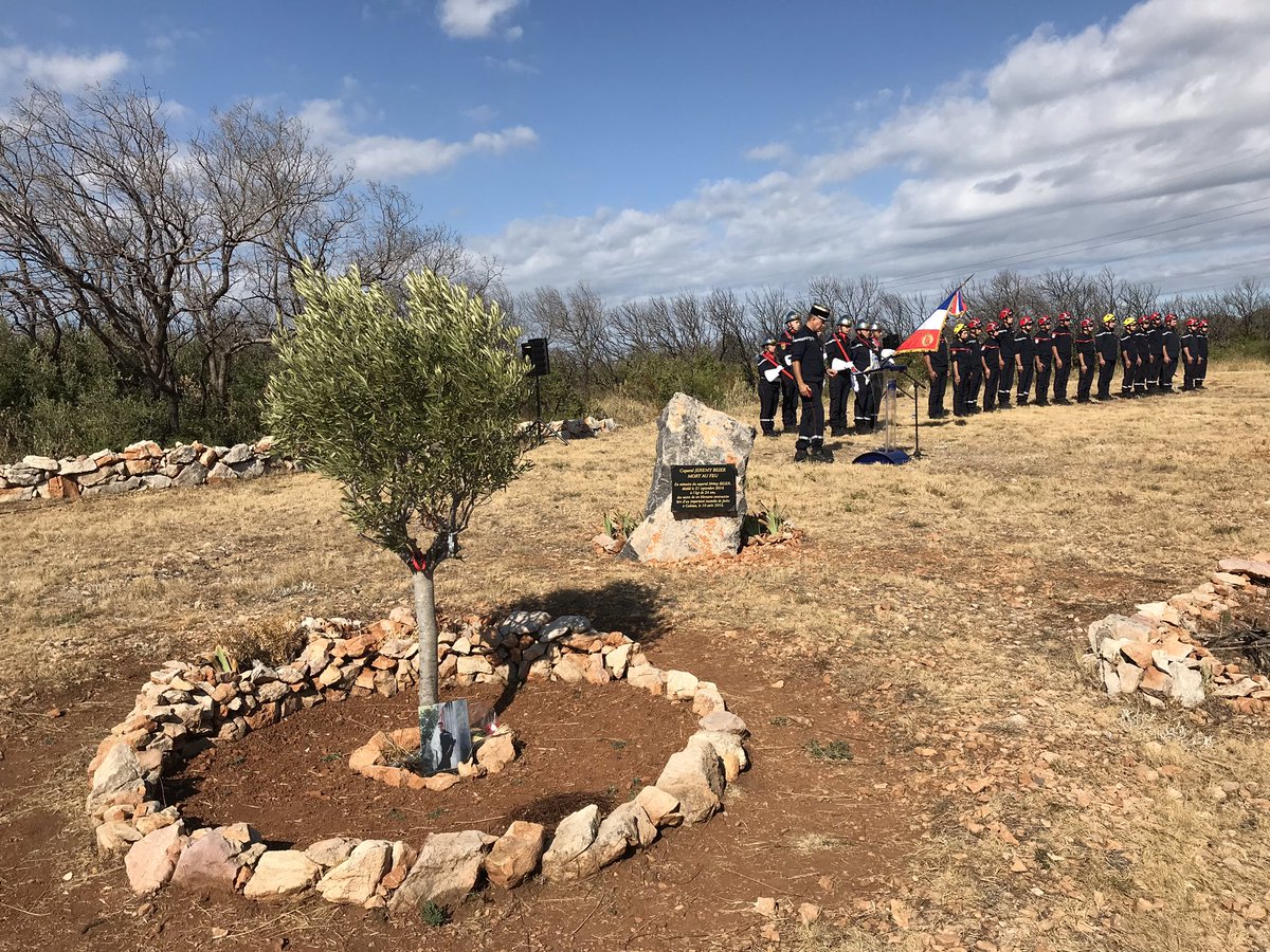 PompiersHerault's tweet photo. 🇫🇷[#Souvenir] Sur le plateau au dessus de #Gabian les #SapeursPompiers @SDIS34 se souviennent de la terrible date du 10 août 2016 en hommage au #Caporal Jérémy Beier Mort au feu et à ses 3 camarades blessés #DevoirDeMémoire https://t.co/c67OooCBeV