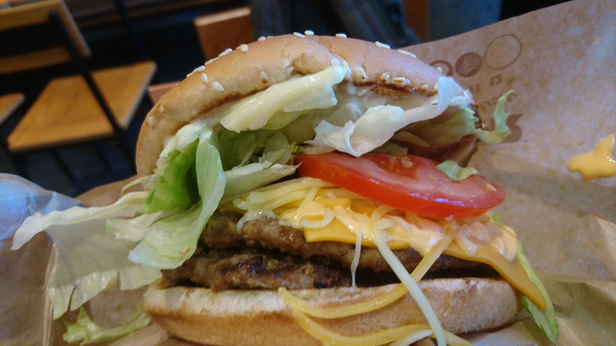 ユミーヤ マビノギ ダブルクアトロチーズワッパーをオールヘビー パティ二枚と野菜オールヘビー のボリュームにクアトロチーズのコクが濃厚で ペース配分一切無しでかぶりつける ワッパーは王のバーガー 美味かった クアトロチーズワッパー オール