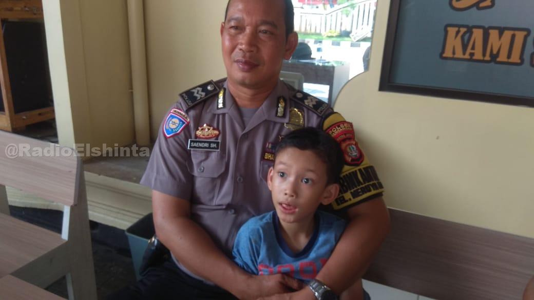 Tweeps! Tolong bantu retweet...

Ditemukan seorang anak laki-laki, blm diketahui namanya (tuna wicara), umur sekitar 6 tahun ditemukan di Jln Pesanggrahan, Meruya Utara, Jakbar, kini anak tsb dititipkan di Dinas Sosial Kedoya, Jakarta Barat oleh Polsek Kembangan. <a href="/DinsosDKI1/">Dinsos DKI Jakarta</a>