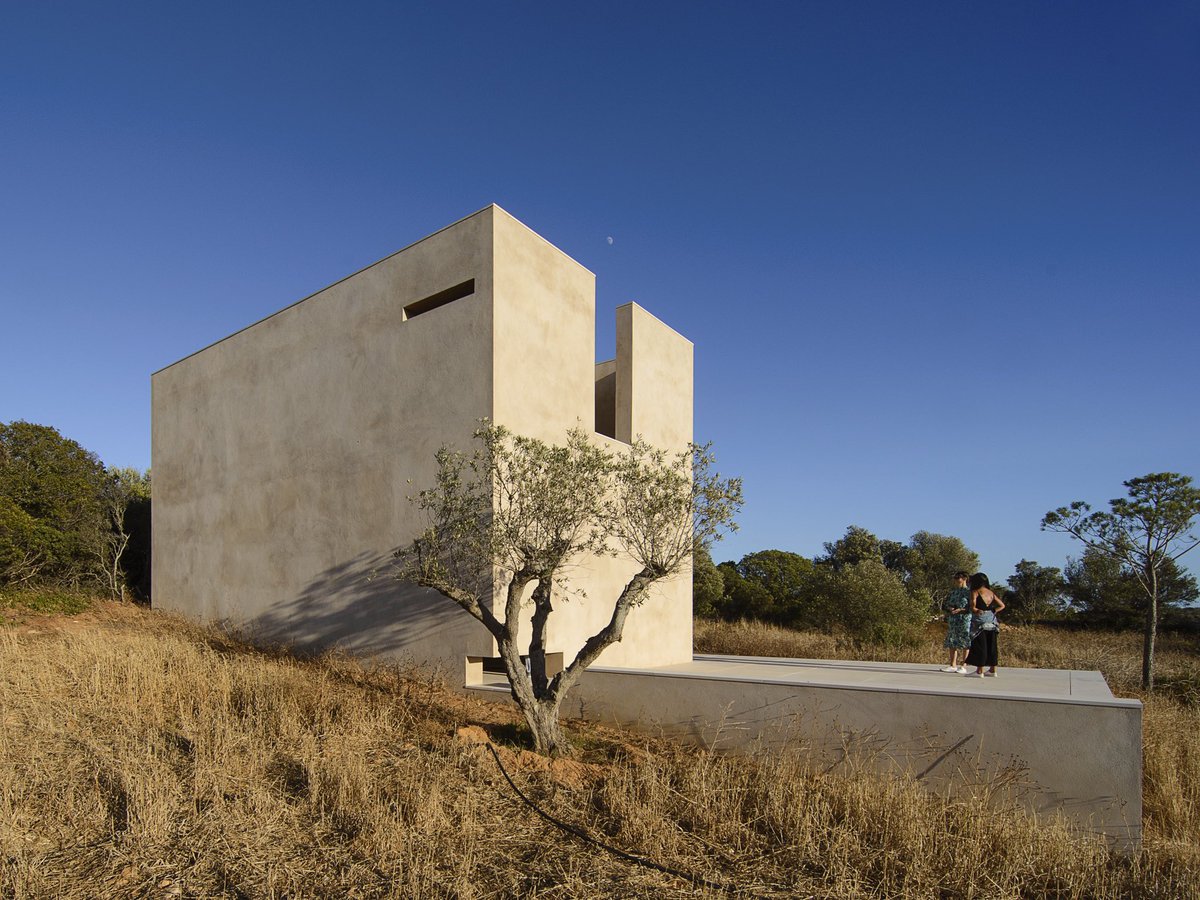 GarmendiaKarlos's tweet photo. Si hay que ir a un pueblo perdido de Portugal para ver una capilla de Siza pues se va y no pasa nada... https://t.co/DHGS8m4JuG