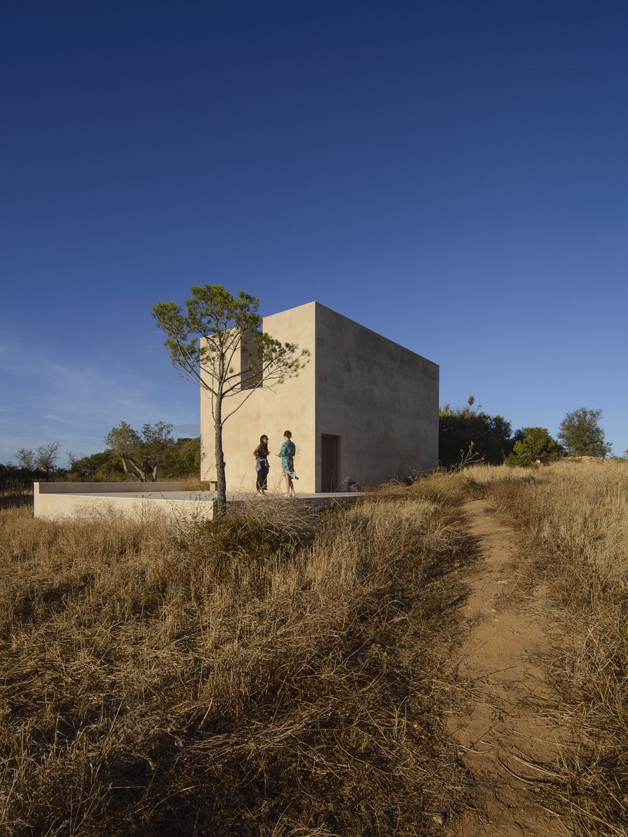 GarmendiaKarlos's tweet photo. Si hay que ir a un pueblo perdido de Portugal para ver una capilla de Siza pues se va y no pasa nada... https://t.co/DHGS8m4JuG