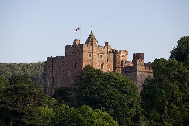ExmoorNPCs's tweet photo. Due to today's high winds the @nationaltrust have taken the decision to close Dunster Castle today, Saturday August 10th. For more information visit https://t.co/aFF0F34DsS @ExmoorNP @visitexmoor @dunsterofficial @Dunster_Info @DunsterBeachHut @visitsomersetuk https://t.co/0IkTctYY3x