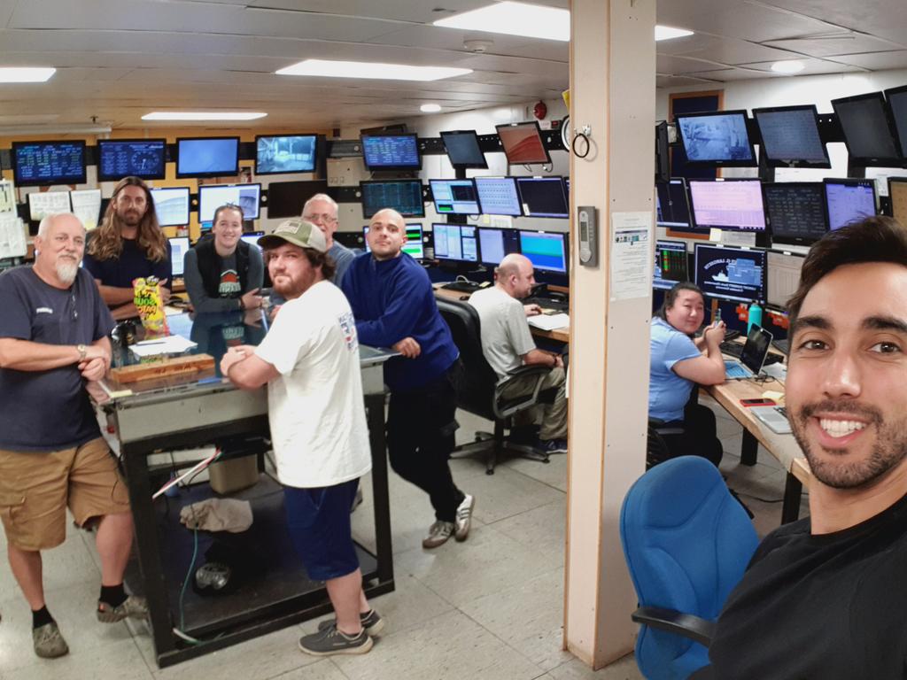 Axial3D_Seismic's tweet photo. Meet The Night Crew (2am in the middle of the Pacific)! 🙆‍♂️🌌 Massimo takes us through 24 hours in the eyes of a scientist at sea... AT NIGHT! ⬇️  #Axial3D #scienceatsea #scicomm #STEM #oceanscience #nightshift
 https://t.co/fMQo1tjzMJ https://t.co/bj9YZiGgV0