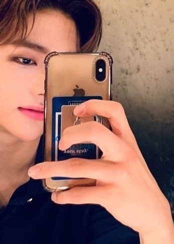 스트레이키즈 현진 님 아이폰 쓰시네요 부럽습니다.