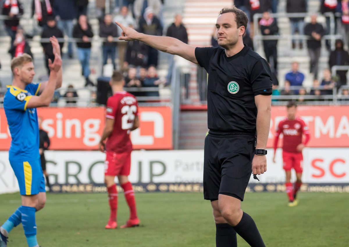 sr_ansetzungen's tweet photo. Sa. 10.08.2019 | DFB-Pokal
TuS Dassendorf - Dynamo Dresden
SR: Jonas #Weickenmeier
SRA: Katrin #Rafalski
SRA: Timo #Wlodarczak
4O: Matthias #Lämmchen
#DASSGD https://t.co/SSOdwJf1U7