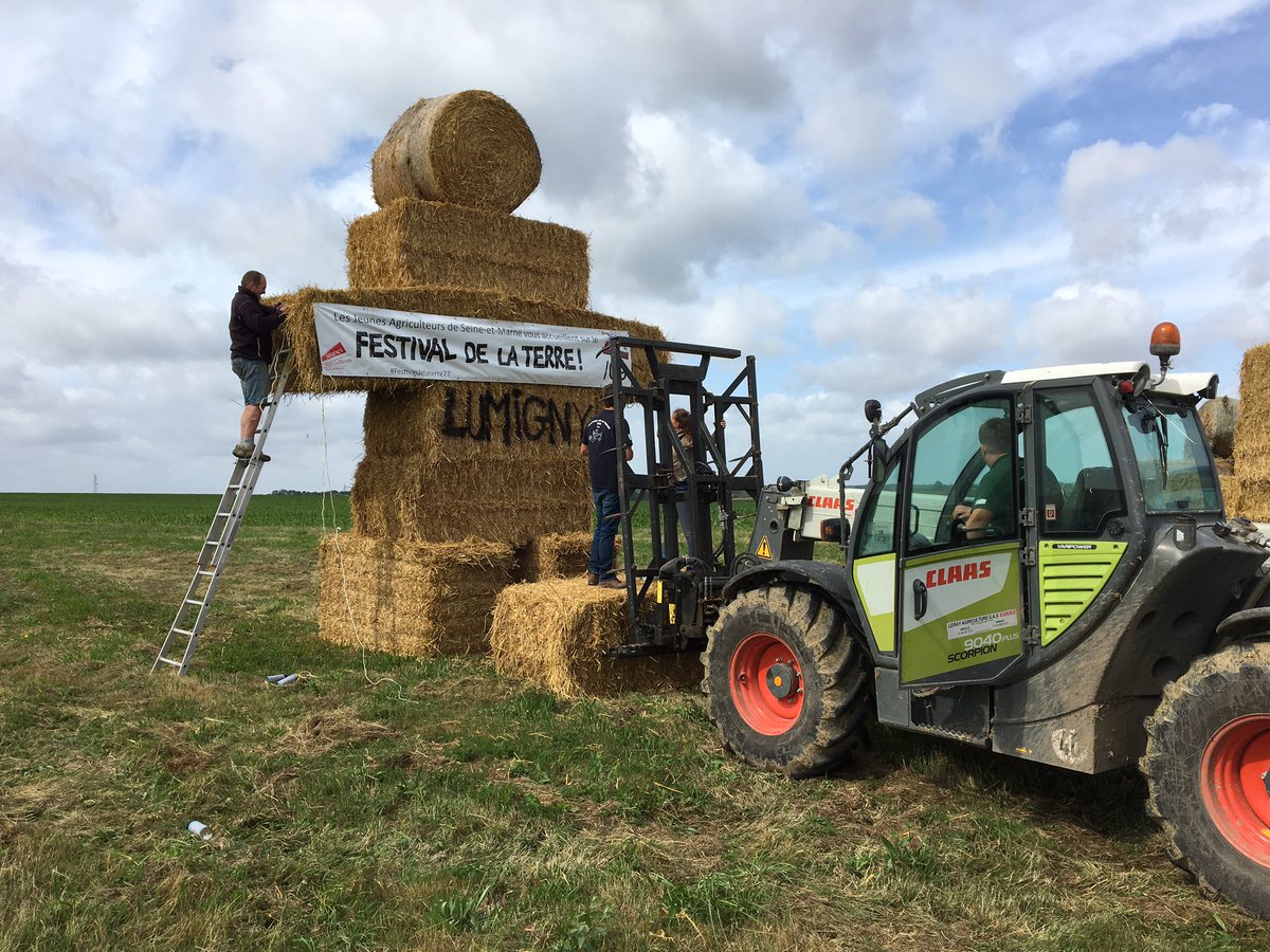 Festival77's tweet photo. L’équipe communication monte les #structures pailles pour annoncer notre événement phare!! Dans un peu plus de 3 semaines https://t.co/dhwE4mfDq0