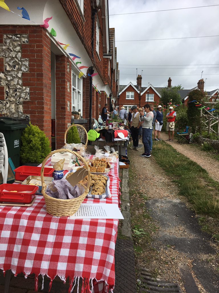 mel_stem's tweet photo. Open Gardens at The Village in Meads 🍰 ☕️ 🌸 all proceeds go to saving our beautiful allotments  @VisitEastbourne @Eastbournenews @EastbourneBuzz https://t.co/0RYwvD7WHX