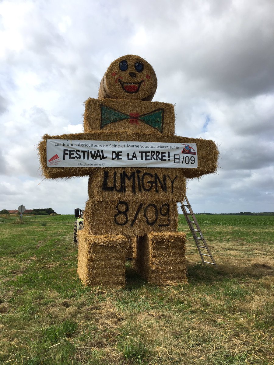 Festival77's tweet photo. Tenue correcte exigée pour notre bonhomme https://t.co/4wT0TW5gJi