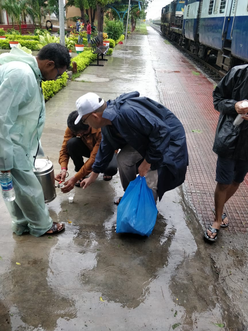 wrdrmrjt's tweet photo. Leading a helping hand: Snacks, Tea &amp; Water Bottles were distributed by Railway  staff to passengers of T/N 59207 Bhavnagar-Okha Local today which was short terminated at Khanderi . @WesternRly https://t.co/rM8lGfMREE