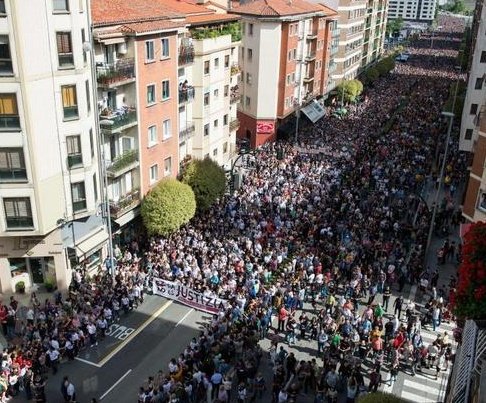 CSIngobernable's tweet photo. Cada noche hay miles de peleas de bar, pero solo a una se le ha aplicado una desproporción aberrante e injustificable. 7 chavales cumplen 1000 dias en prisión preventiva y no podemos callarnos porque esto #NoEsJusticia

Toda nuestra solidaridad desde Madrid.

#AltsasukoakASKE https://t.co/ww8AvAXcll