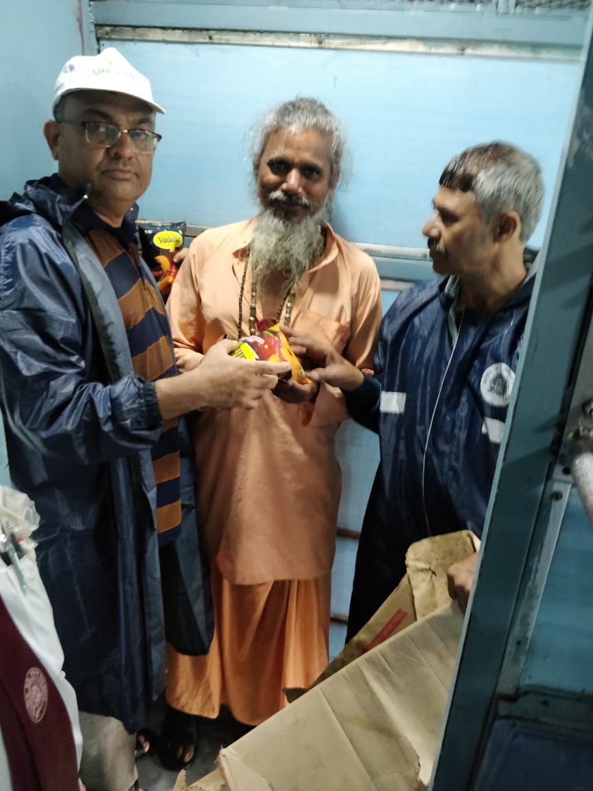 wrdrmrjt's tweet photo. Leading a helping hand: Snacks, Tea &amp; Water Bottles were distributed by Railway  staff to passengers of T/N 59207 Bhavnagar-Okha Local today which was short terminated at Khanderi . @WesternRly https://t.co/rM8lGfMREE