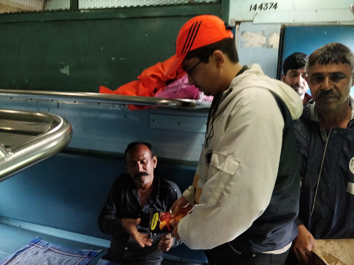 wrdrmrjt's tweet photo. Leading a helping hand: Snacks, Tea &amp; Water Bottles were distributed by Railway  staff to passengers of T/N 59207 Bhavnagar-Okha Local today which was short terminated at Khanderi . @WesternRly https://t.co/rM8lGfMREE