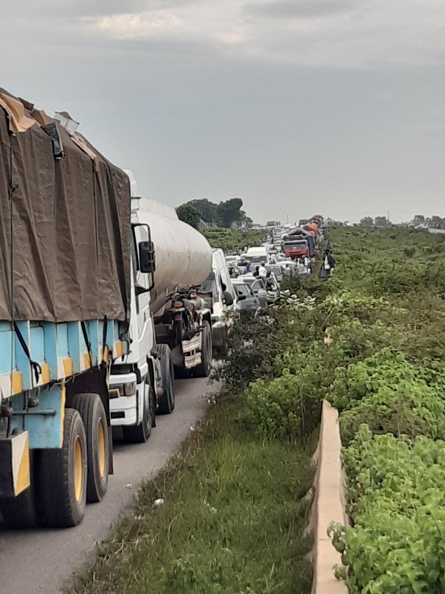 friendly__wolfy's tweet photo. This is my view of yesterday's gridlock on abuja kaduna Express way. I hear a lot of people calling for malan @elrufai 's head because of the comment he made about the perpetrators of this act to be arrest and punished. Someone even asked me, if it's my brother that gets killed https://t.co/R1W0x4vicq