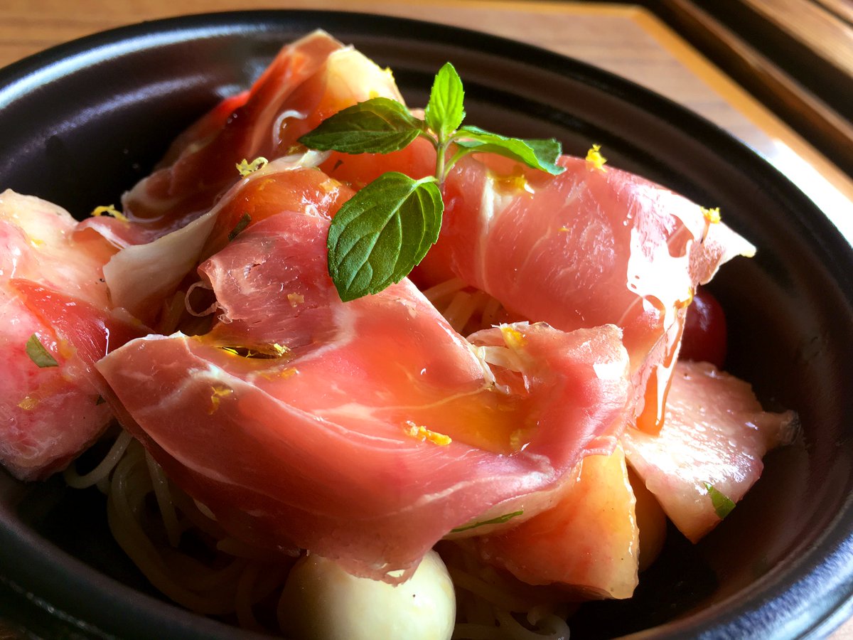 羽黒の小さな山伏 今日の一品は 松ヶ岡で食べた1日限定の桃と生ハムの冷製パスタカッペリーニ 最後の汁まで飲み干しました グランドエルサンの片倉シェフの特製です 参りました ぜひ定番の一品に パスタが見えない 松ヶ岡開墾場 鶴岡市