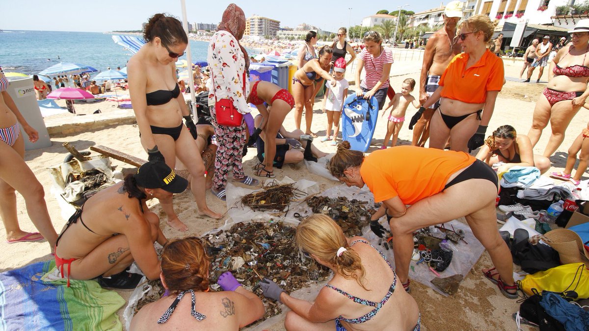Blanes recull prop de 100 kg de petites deixalles en la Neteja del Fons Marí després del concurs de focs. L’acció s’ha fet a Sa Palomera, amb el suport de l’entitat ‘ESCAMA’ i voluntàries. Un 20% de les deixalles és material pirotècnic #blanes #sapalomera #mediambient #reciclatge