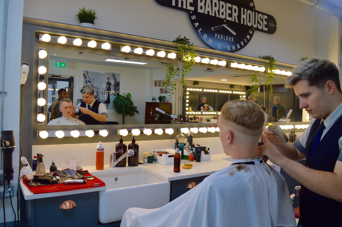 The_Barberhouse's tweet photo. Saturday.... haircut, and free beer! How can you say no? 👀💈✂
#barber #thebarberhouse #barbergang #mensgrooming #independentbham #ukbarbers #dapper #birmingham #dapperdan #transformation #fade #americancrew #reuzel #proraso #captainfawcett #birminghambarber https://t.co/6Yr1Pj1lnv