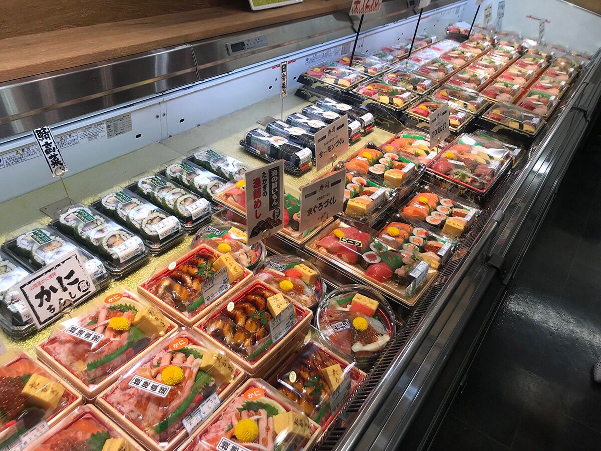 阪急電鉄 公式 髙木鮮魚店阪急梅田店 では お持ち帰りはもちろん 店内での飲食の提供も行っております 海鮮丼にお寿司 その他旬の魚を使用したメニューをご用意 阪急梅田駅2階中央改札内神戸線側の 髙木鮮魚店 と書かれた大きな看板が目印