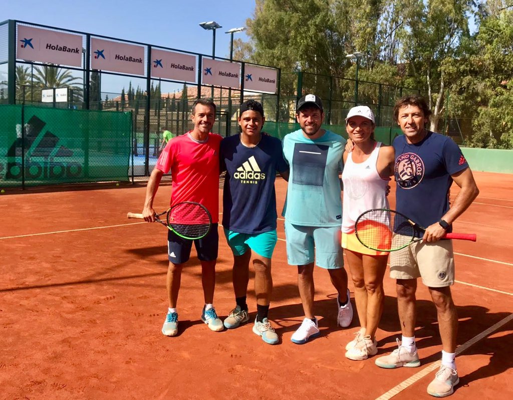 MonterosRacket's tweet photo. Que lujazo de jugador hemos tenido esta mañana en #racketmonteros.
La mejor voz, pero que mano tiene con la raqueta!!!!..
Muy grande @pablolopezmusic 🎤🎼🎾🎤🎼🎾🎤🎼🎾🎤🎼.. #anewracketexperience #marbella #costadelsol #club #sportclub #padel #tennis #tenis #set3academy https://t.co/zyr47CAB4i