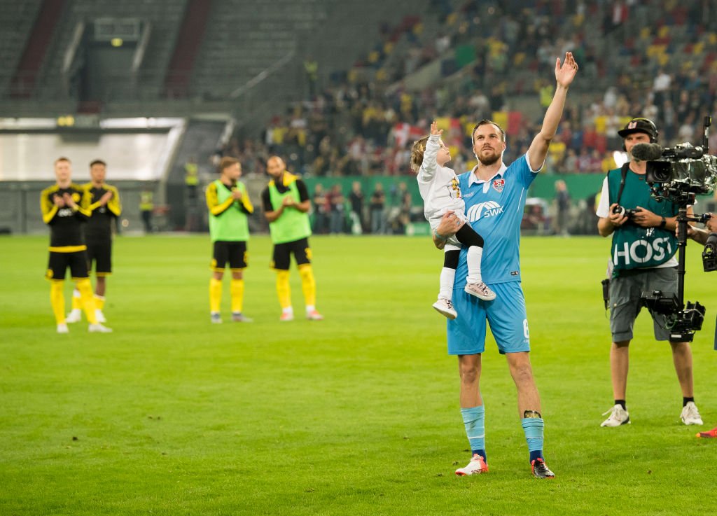 UEFAcom_de's tweet photo. 🙌 @fischkreutz_KG 👍
#KFCBVB | @DFB_Pokal | @BVB https://t.co/iHXpd3If76