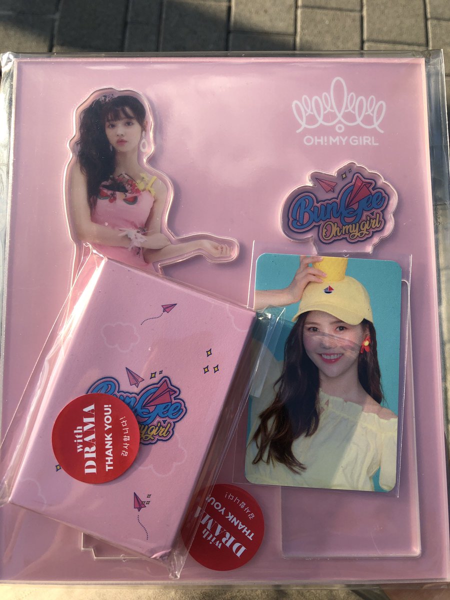 milkywaynmb's tweet photo. 컨셉스토어에서는 유아 아크릴 스탠드랑 폴로라이드 포카 구입. 3만원 넘겼다고 받은 랜덤포카는 캔디리더!
아크릴 스탠드는 조립후에, 팬미팅때 산 아린이 아크릴 스탠드랑 같이 한 컷!😄
#오마이걸 #OYMYGIRL #BUNGEE #FallInLove https://t.co/1mOoWOJXeo