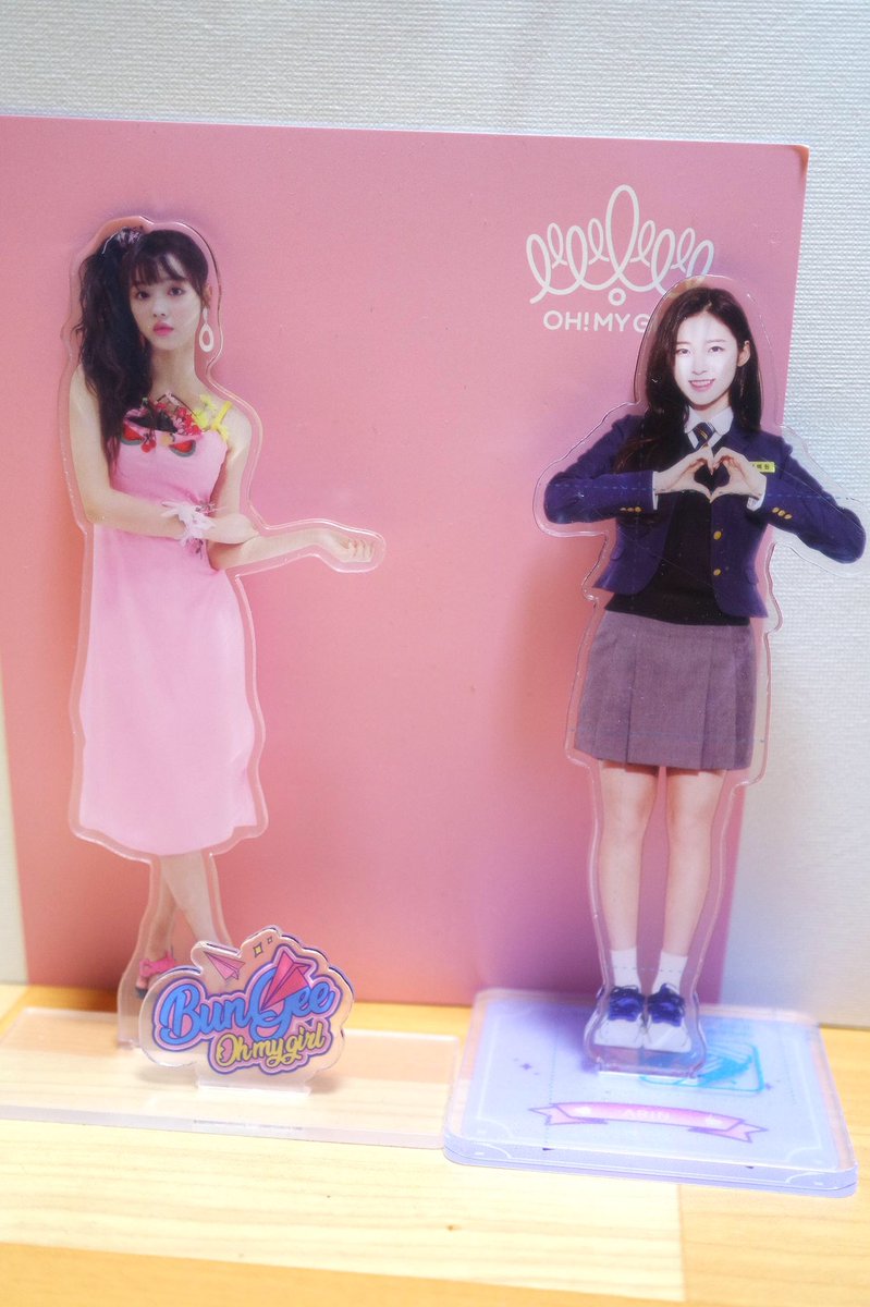 milkywaynmb's tweet photo. 컨셉스토어에서는 유아 아크릴 스탠드랑 폴로라이드 포카 구입. 3만원 넘겼다고 받은 랜덤포카는 캔디리더!
아크릴 스탠드는 조립후에, 팬미팅때 산 아린이 아크릴 스탠드랑 같이 한 컷!😄
#오마이걸 #OYMYGIRL #BUNGEE #FallInLove https://t.co/1mOoWOJXeo