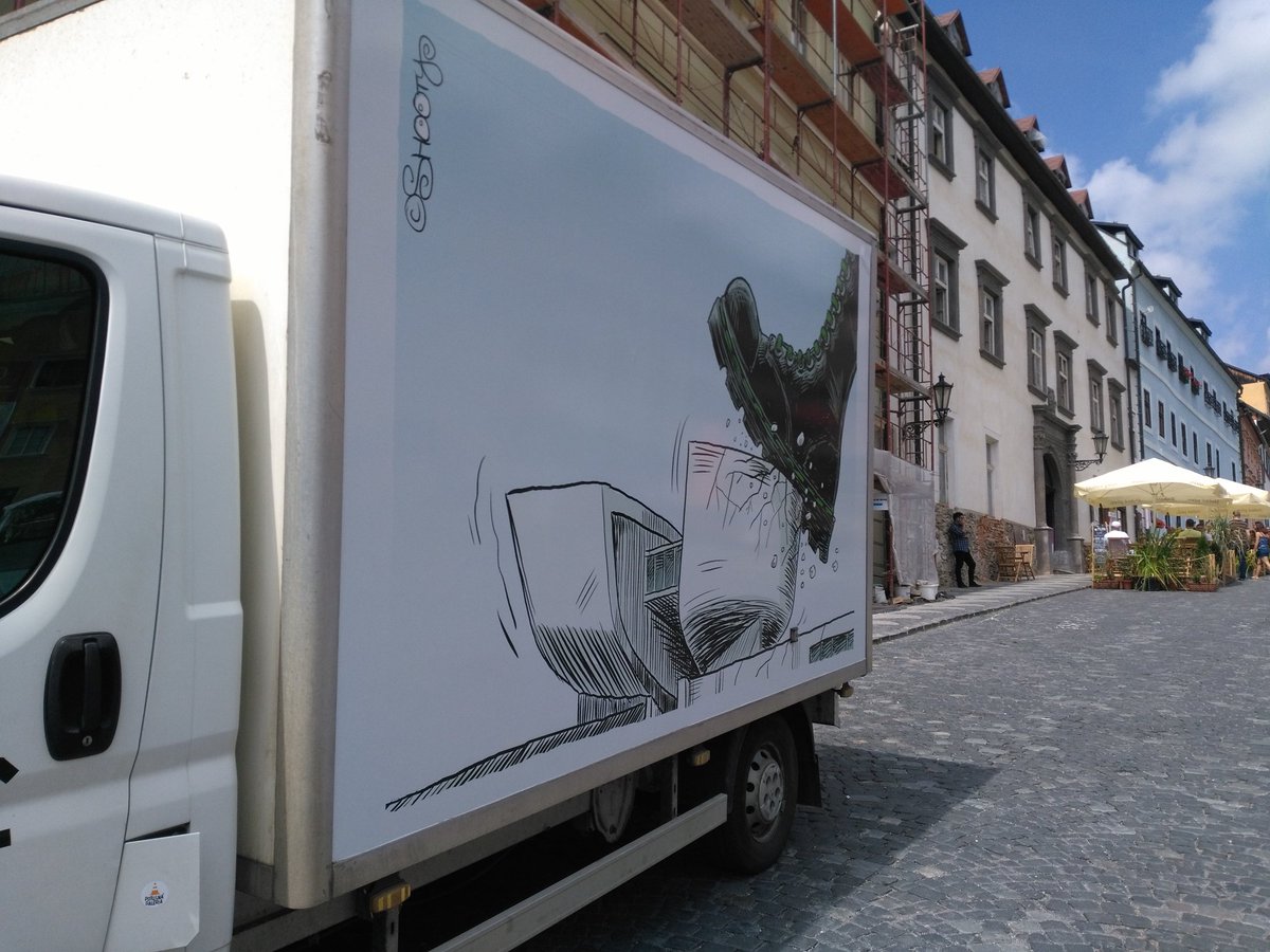 4zivly's tweet photo. Potulná galéria dnes na Trojičnom námestí až do 18:00! 
#4zivly #film #filmfestival #filmovyfestival #banskastiavnica #potulnagaleria https://t.co/NCOZlPkQxc