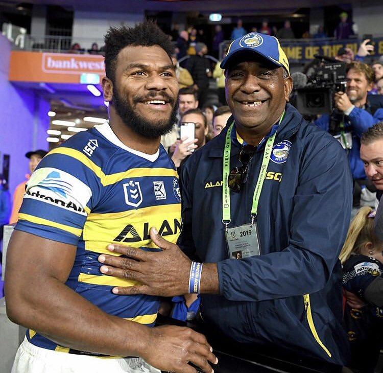 Such a lovely photo of a proud father. 😘💙💛@TheParraEels #NRLEelsKnights #MaikaSivo