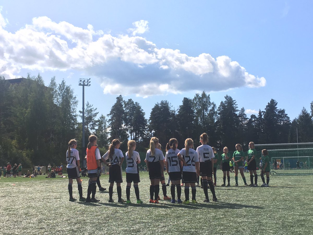 JyPk09's tweet photo. Aurinkoisessa Viitaniemessä mukava meininki kortteliliigan peleissä. ⚽️⚽️☀️ #kortteliliiga #jalkapallo #futis #jyväskylä #jypk09 @Palloliitto @JyPKLiiga @JyPK1952 https://t.co/f2PVYAcVnN