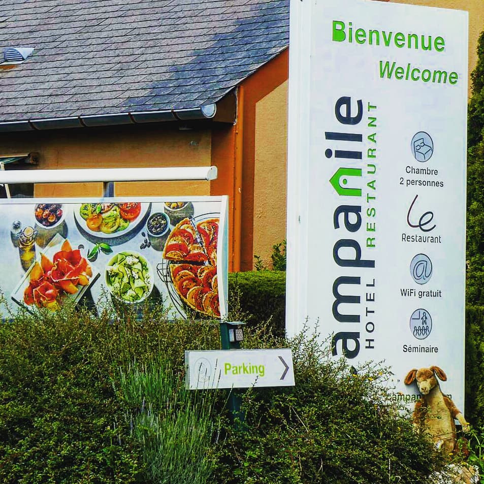 kang0urou's tweet photo. Aujourd'hui notre routard Kang0urou s'apprête à manger à @CampanileHotels Merci à cette chaîne de ne pas avoir mis de viande de kangourou sur sa carte. Dites STOP au commerce de viande de kangourou ! ✋✋🍖🍖😡😡
.
.
#kangourou #kangaroo #viande #campanile #stopviande https://t.co/kumjCx6LVx