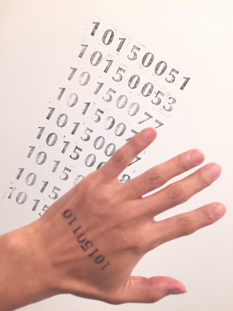 photon_web's tweet image. 今日のお気に入り作品。
展示内容が体にダメージがある恐れがある事を了承すると手にスタンプを押してくれてガス室のような密閉された部屋に入れてくれる。
中は強烈なメントールの香りがしていて閲覧者を無理矢理泣かせるというインスタレーション。