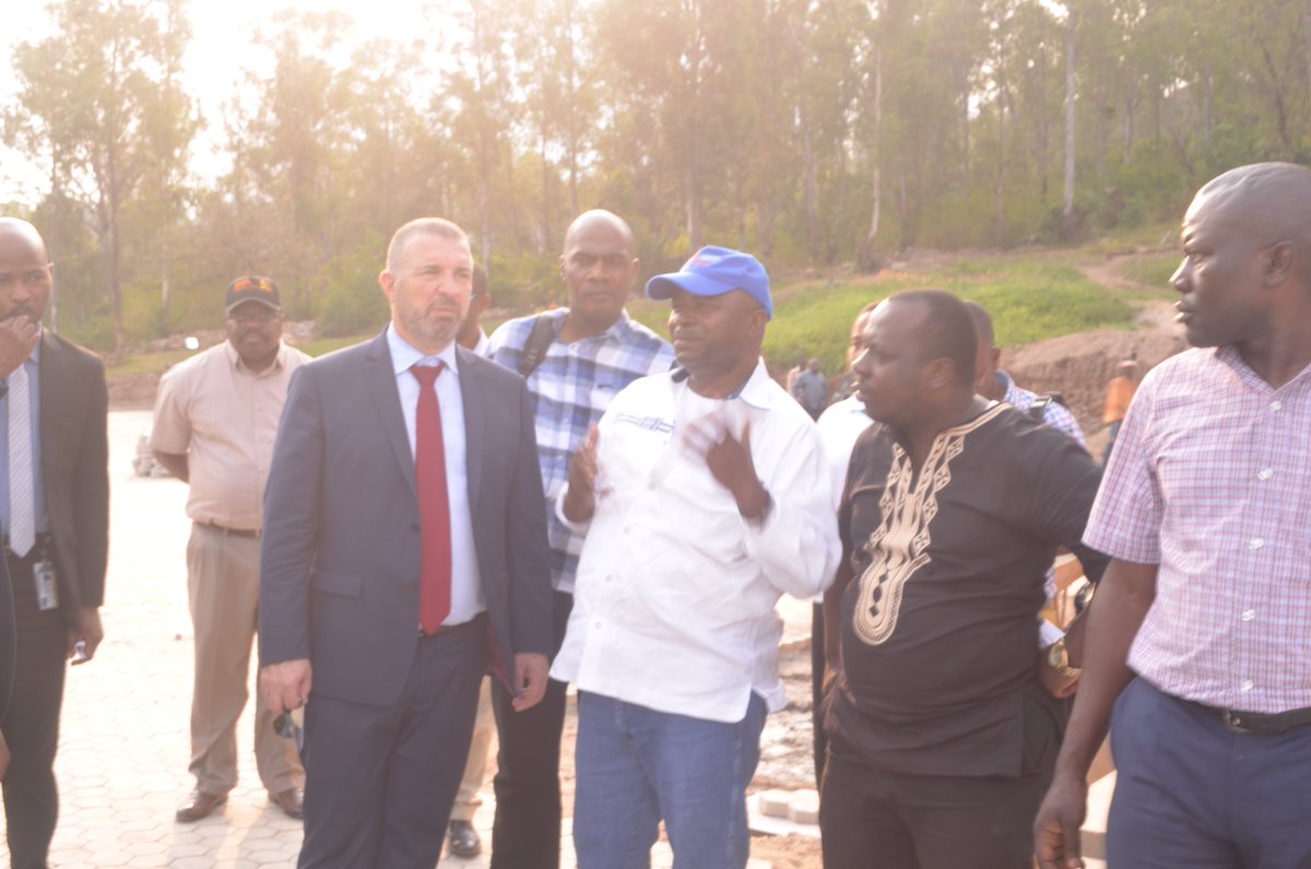 AnselmeSisi's tweet photo. Avec le Directeur des opérations de la Banque mondiale en RDC, Jean Christophe CARRET et le Ministre provincial de l'Agriculture du Sud Kivu, Marcellin AMANI en visite à l'IITA/Kalambo. L'IITA est un partenaire du PICAGL dans la redynamisation de la chaîne de valeur manioc. https://t.co/P16F02SrNh