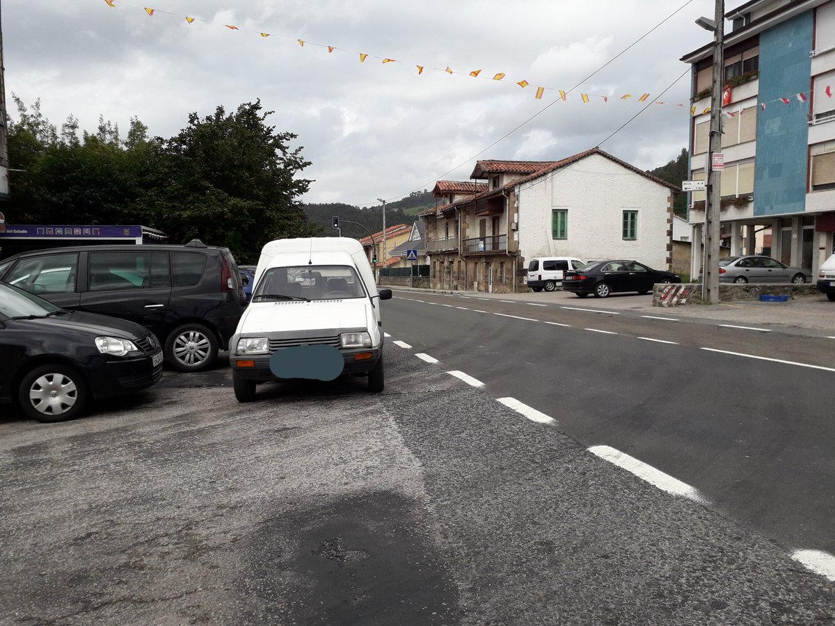 JoseHerrerosV's tweet photo. @aytopielagos 
Cruce de Parbayón direccion Riosapero, llegará el día que ocurra una desgracia sino se toman medidas y entonces nos llevaremos las manos a la cabeza por una situación que se repite día tras día. https://t.co/V9Rl7gOQ0K
