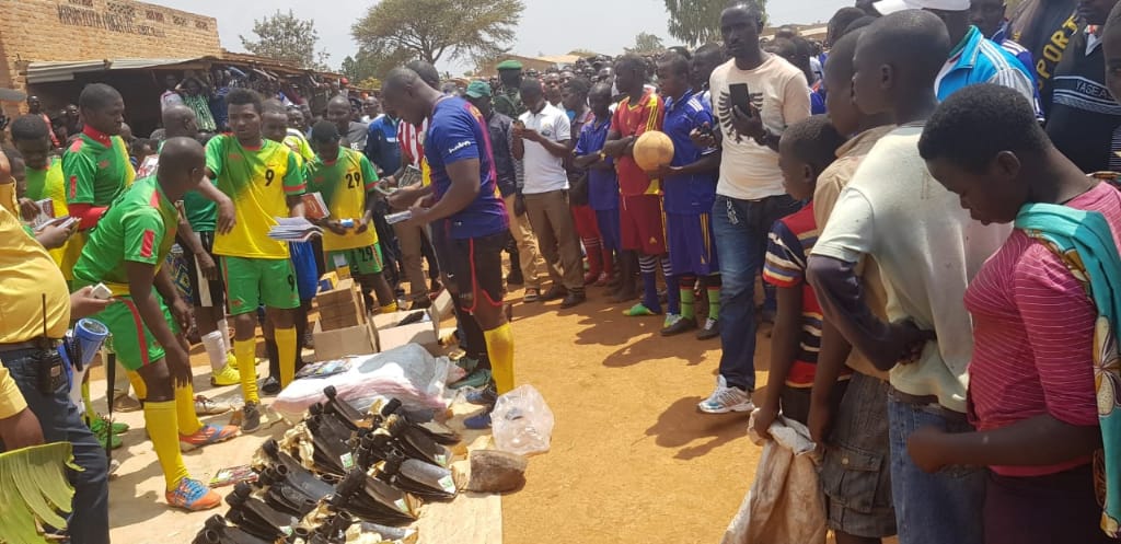 freelance_BDI's tweet photo. Rodrigue Nshimirimana a invité la population de Busoni à rester sereine et vigilante, surtout que la province est frontalière. Il leur a exhorté de multiplier des activités de développement et développer l'esprit du patriotisme. 4// #Burundi #Busoni #Kurundo @IntumwaNews https://t.co/endMjwHWg9
