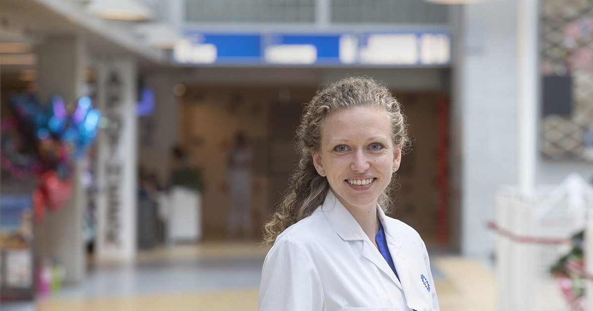 UMCUtrecht's tweet photo. “De erfelijke aanleg voor hartspierziekte ARVC wordt vrijwel altijd generatie op generatie overgeërfd, ook al hebben niet alle familieleden klachten”, zegt arts-onderzoeker Freyja van Lint. “Dat is verraderlijk. DNA-onderzoek in de familie is belangrijk" https://t.co/ZZKluvQzut. https://t.co/LlGUqmmWVZ