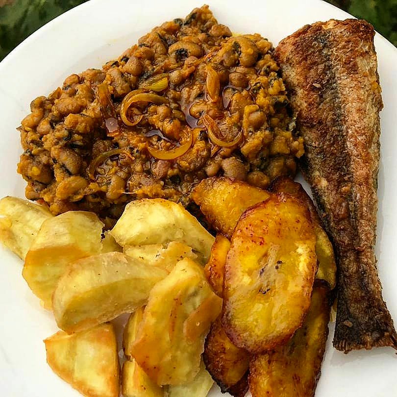 exploregh's tweet photo. RT @ghanaianfoodnet: Are we late or did the beans seller turn up late.
#RedRed X fried sweet potatoes X #nkyinam.
Don't forget to take along your own reusable bowl and refuse single-use plastics.
Delicious #Ghana!
📸 @pomaas_cuisine #GhanaianFoodN… https://t.co/ATquxEhccb