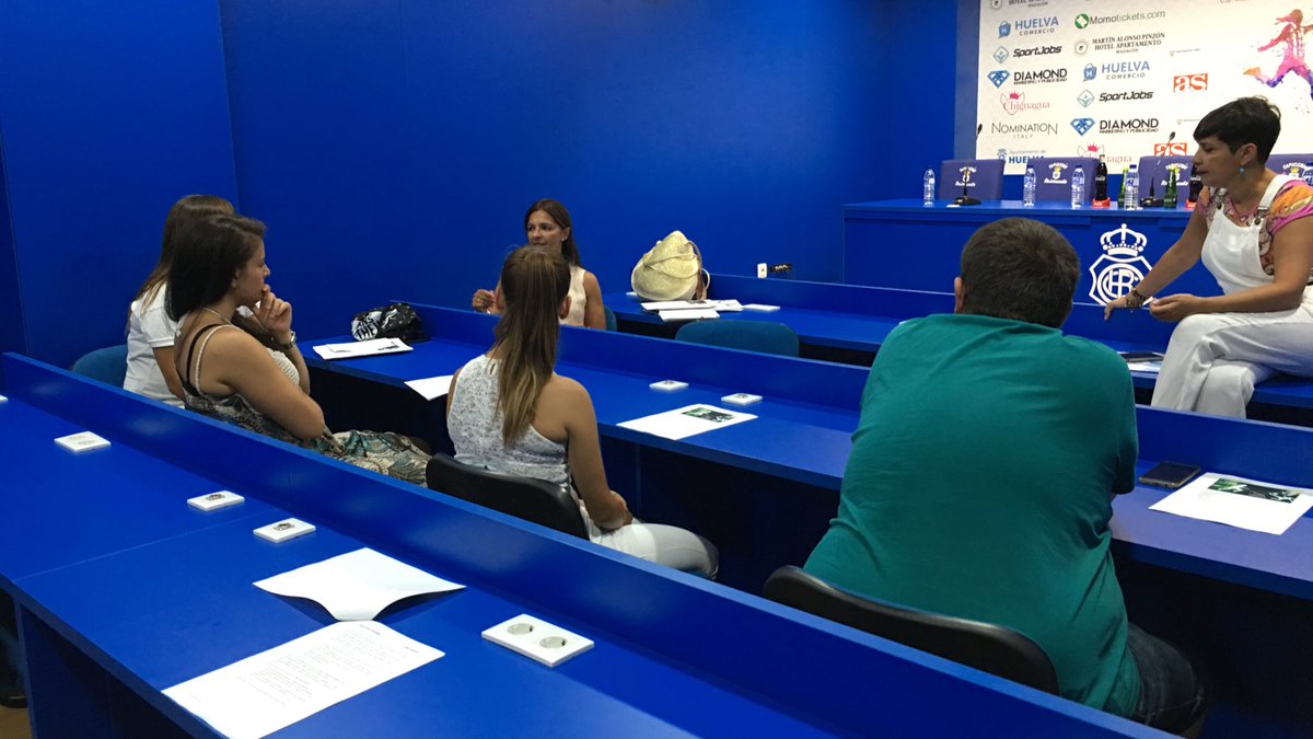 Reunión enriquecedora donde se explican proyectos novedosos como Concentra-Femenino, formato de los Campeonatos de Andalucía, Copa Andalucía, promoción del fútbol sala ...