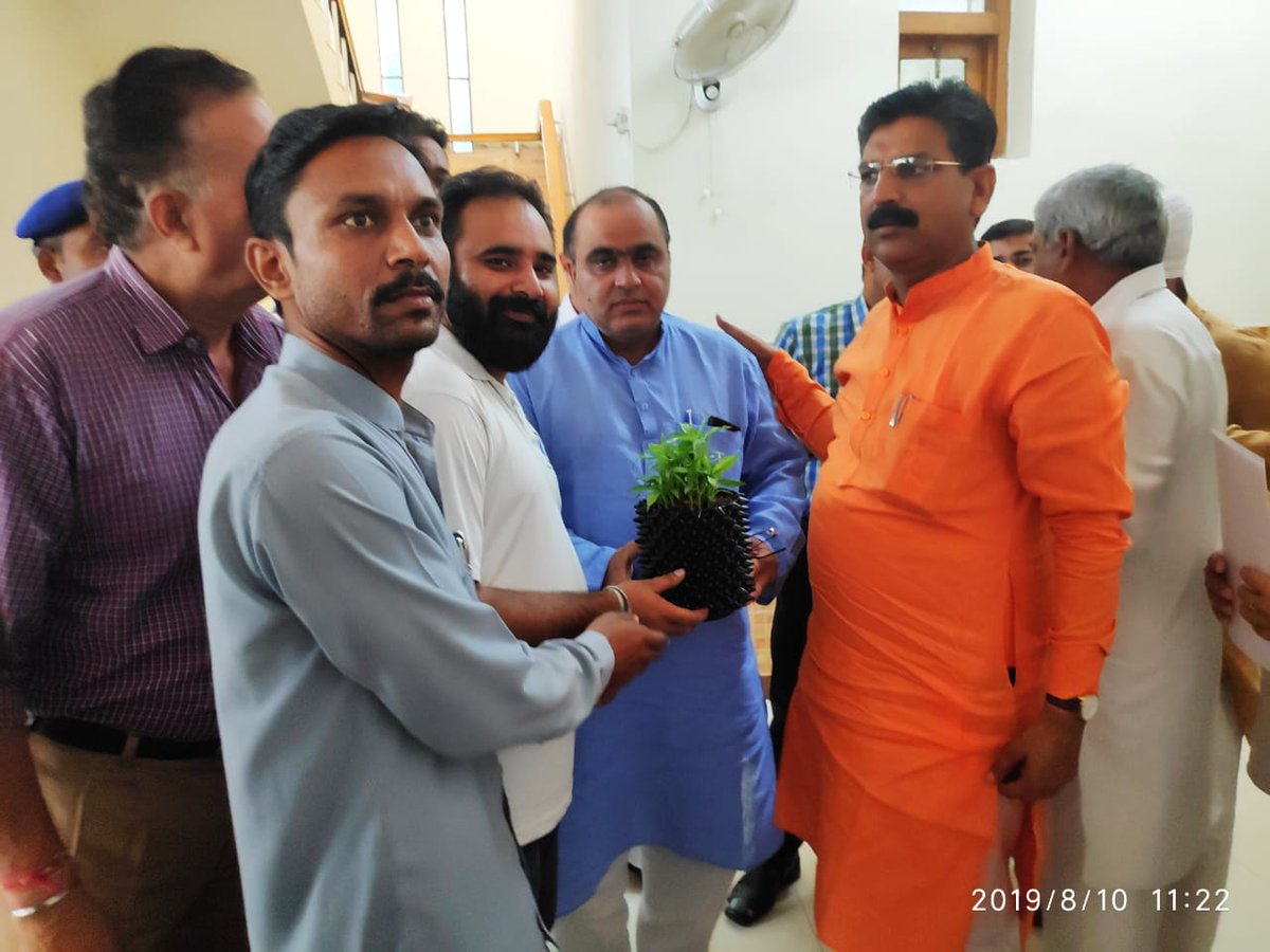 BjpTejinderTeji's tweet photo. प्रदेश सरकार में लोकप्रिय माननीय सामाजिक न्याय एवं अधिकारिता मंत्री श्री @KRISHANKBEDI जी की के साथ करनाल जिला अध्यक्ष श्री @JagmohanBJP जी को अल्फाप्लान्टर देकर स्वागत करते #HPWWMA के सदस्य #तेजिन्द्र_सिंह_तेजी ,#अल्फप्लान्टर के निदेशक #नितिन_ललित । https://t.co/jmCyF9Mr9V