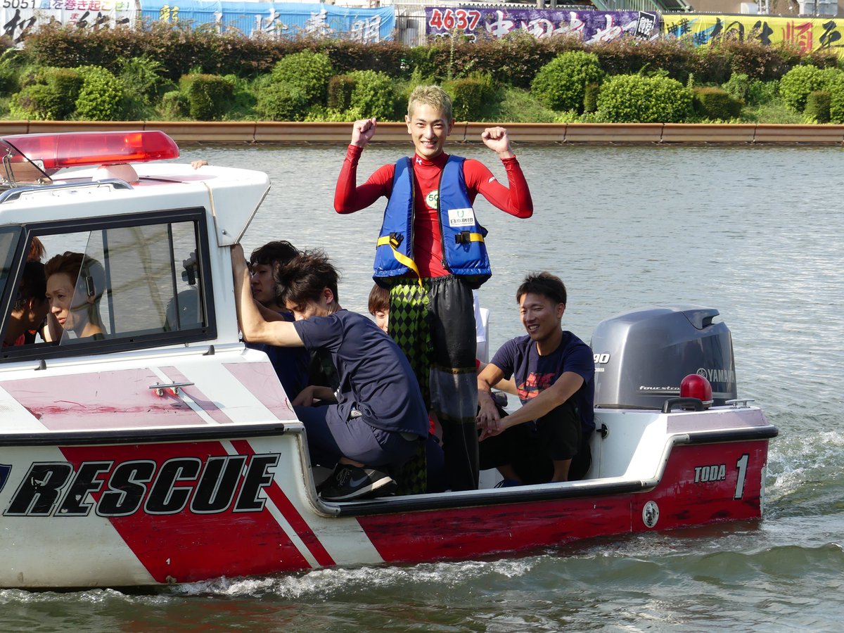 boatracetoda's tweet photo. 初勝利の水神祭を終えて埼玉支部🌟5066鈴木孝明選手からファンの皆��へ✨

「これからも一生懸命走るので、応援よろしくお願いします」 

今後のご活躍もとっても楽しみですね‼️ 
ご声援よろしくお願いいたします🤩

【戸田ボート大賞】明日2日目は9R6号艇で登場します🚤✨

https://t.co/mR9eBdIz9d https://t.co/FOQQwWqSBl