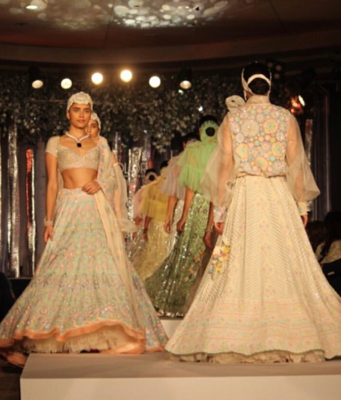 SoniAggarwal's tweet photo. More from last nights Savera Charity Gala hosted by #DiaColor - @dabiricouture had breathtaking clothes 😍 https://t.co/6211S3TjAf