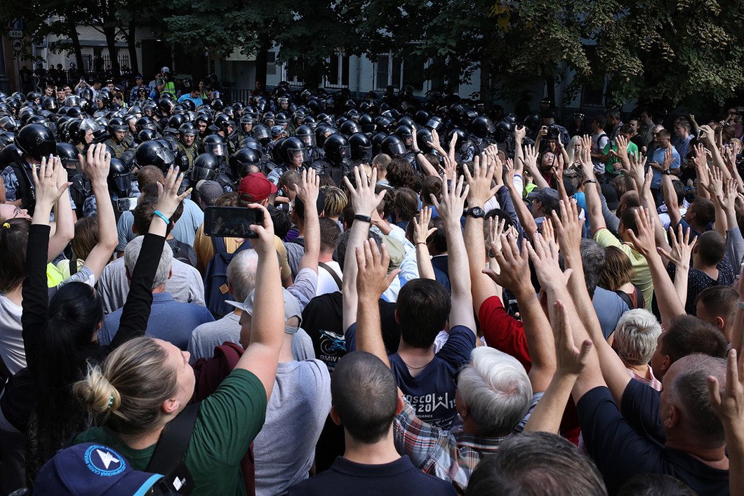 Свобода собраний и митингов в рф. Толпа людей митинг. Толпа с поднятыми руками. Толпа собрание. Огромная толпа митингующих.