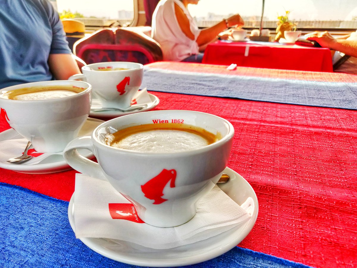 _DiningCar's tweet photo. With a 1h train ride from #Vienna🇦🇹 one is in The Alps and nice hiking trails are all over the place! Perfect for such an excursion: #EC151 "Emona" starting at 8am and offering a wonderful cappuccino at it's marvelous @slozeleznice🇸🇮 #diningcar 😍! What a wonderful day 👍! https://t.co/eBmL1IsHKp