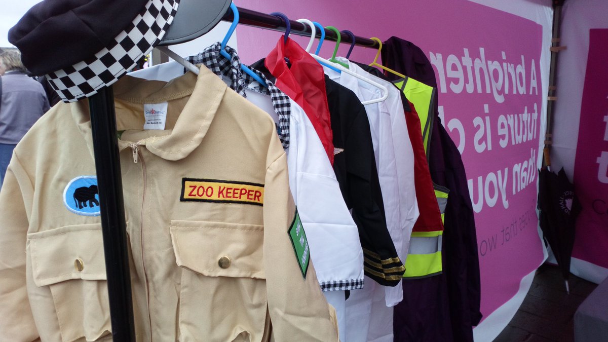 hopwoodhall's tweet photo. Meerkat prizes ✅
Careers related fancy dress ✅
Health Checks from our @HopwoodArena ✅
Budding young artists chalking up half of Rochdale 
✅

Come and say hi at the #FeelGoodFest19 Family Zone ✋ https://t.co/MoCXtPWM5r