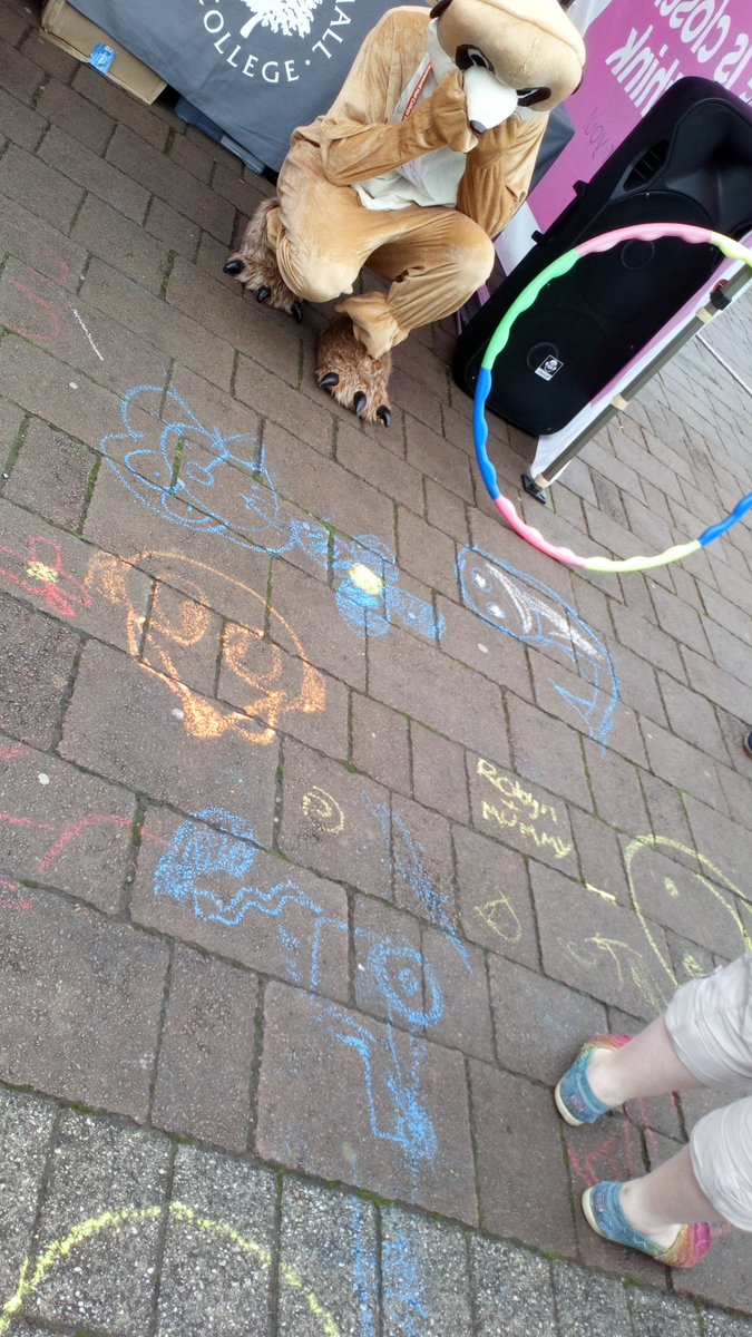 hopwoodhall's tweet photo. Meerkat prizes ✅
Careers related fancy dress ✅
Health Checks from our @HopwoodArena ✅
Budding young artists chalking up half of Rochdale 
✅

Come and say hi at the #FeelGoodFest19 Family Zone ✋ https://t.co/MoCXtPWM5r