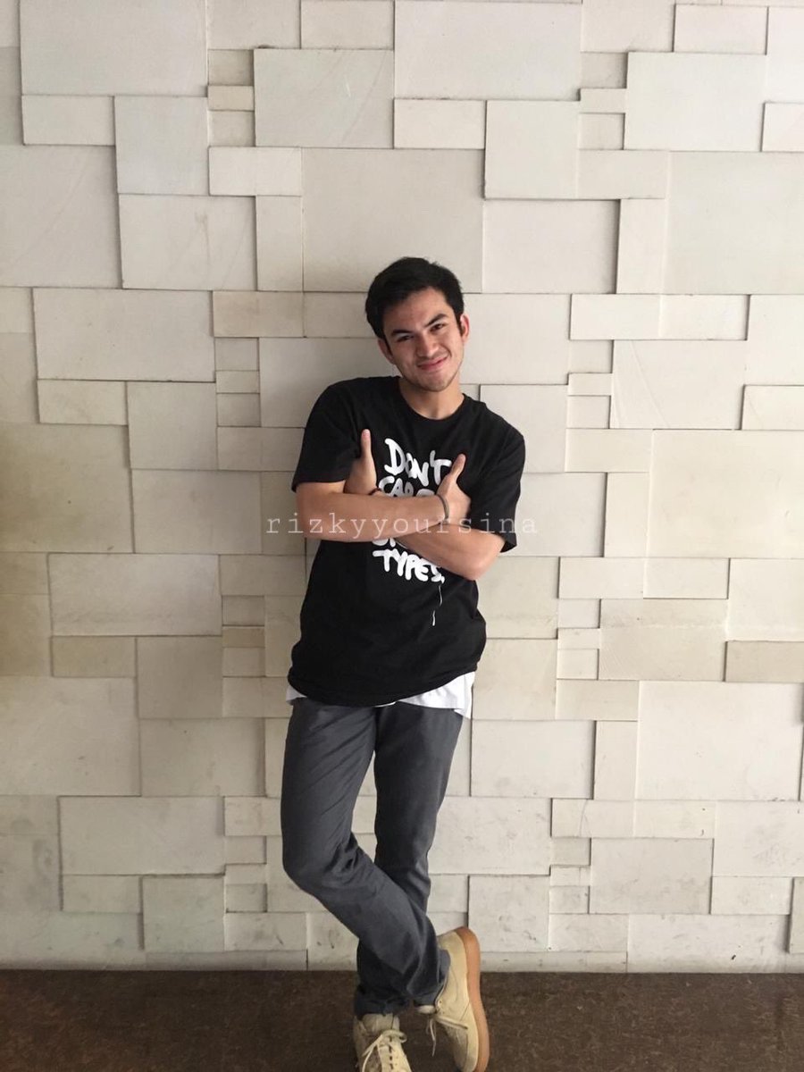 Rizkyyoursinaa's tweet photo. Selamat berbuka puasa buat yg menjalankan puasa 💕 dan terimakasih kota semarang buat waktu singkatnya , tungguin dimas di #danur3sunyaruri ya bakal tayang 26 september 2019 di bioskop 🤗
#rizkynazarproject #rizkyyourskompak #mdpictures #teamdimas https://t.co/eoR4d2BWrl