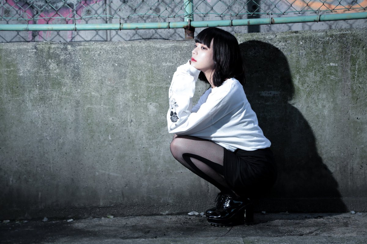 unknown___00001's tweet photo. 🌹大好評販売中🌹

［蛇＆薔薇］LONG TEE

⚫️BLACK
       ✖️
⚪️WHITE

※受注生産予約商品
🎀受注期間🎀
8/4(日)21:00～8/16(金)20:59迄

model (@runa0119r )
身長 153cm

△お取り扱いshop△
https://t.co/Fz3vevViI6

 #蛇薔薇
#LiELi https://t.co/BBtCjoAar9