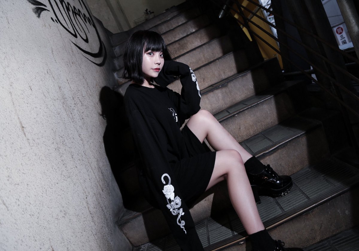 unknown___00001's tweet photo. 🌹大好評販売中🌹

［蛇＆薔薇］LONG TEE

⚫️BLACK
       ✖️
⚪️WHITE

※受注生産予約商品
🎀受注期間🎀
8/4(日)21:00～8/16(金)20:59迄

model (@runa0119r )
身長 153cm

△お取り扱いshop△
https://t.co/Fz3vevViI6

 #蛇薔薇
#LiELi https://t.co/BBtCjoAar9