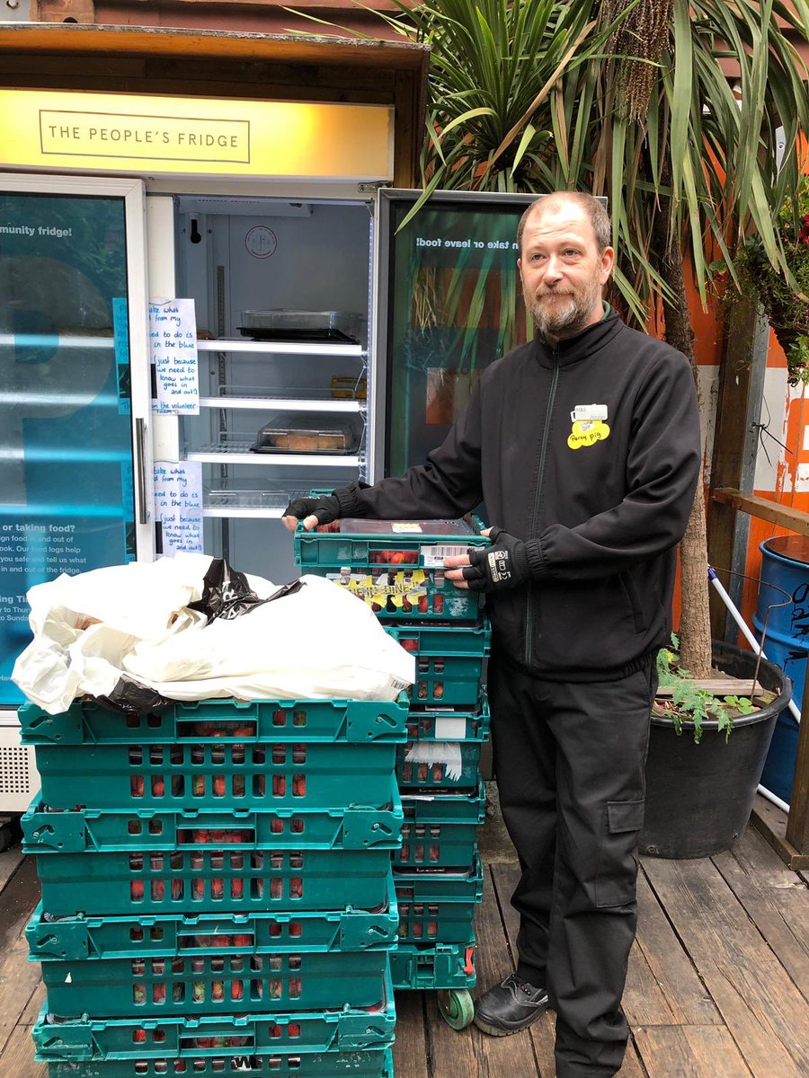 PeoplesFridge's tweet photo. We’re on the look out for people or projects to help use up a fridge full of strawberries! Kindly delivered today by Nick from @marksandspencer - all in date until 11th-13th Aug. Please help yourself and spread the word 🍓🍓🍓 #community #food #strawberries #brixton #surplusfood https://t.co/NpKjWRGfw3