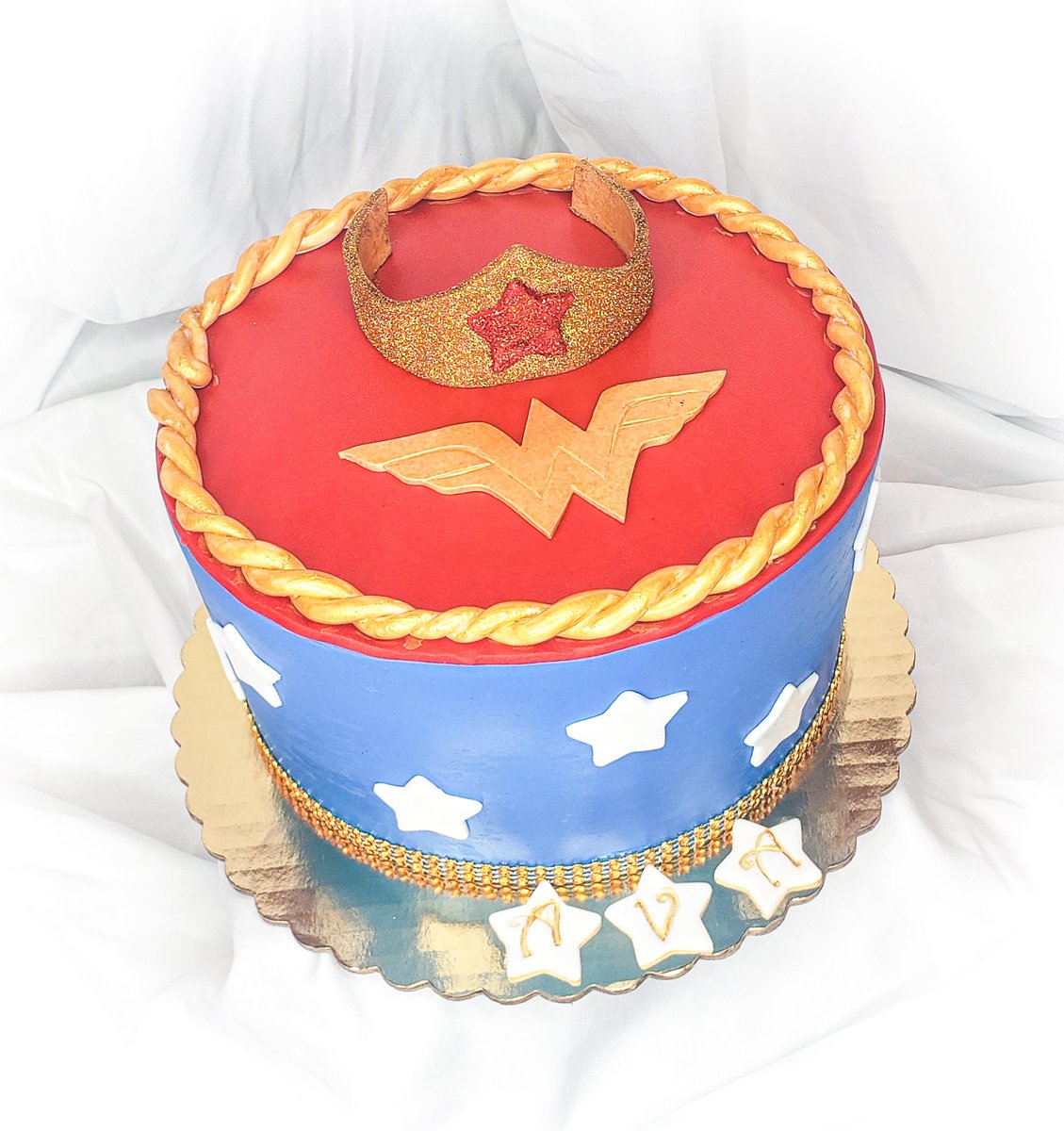 CakeHeels's tweet photo. #goldenlasso #lassooftruth #superpowers #superhero #dccomics #princessoftheamazons #americansuperhero #woman #women #goldentiara #redboots #stars #wonderwomanlogo #goldencuffs #gold #femalesuperhero #strong #justice #cape #cakeonheels #cakeart #caking #cakingislife #talent https://t.co/ly9fuAyFmh