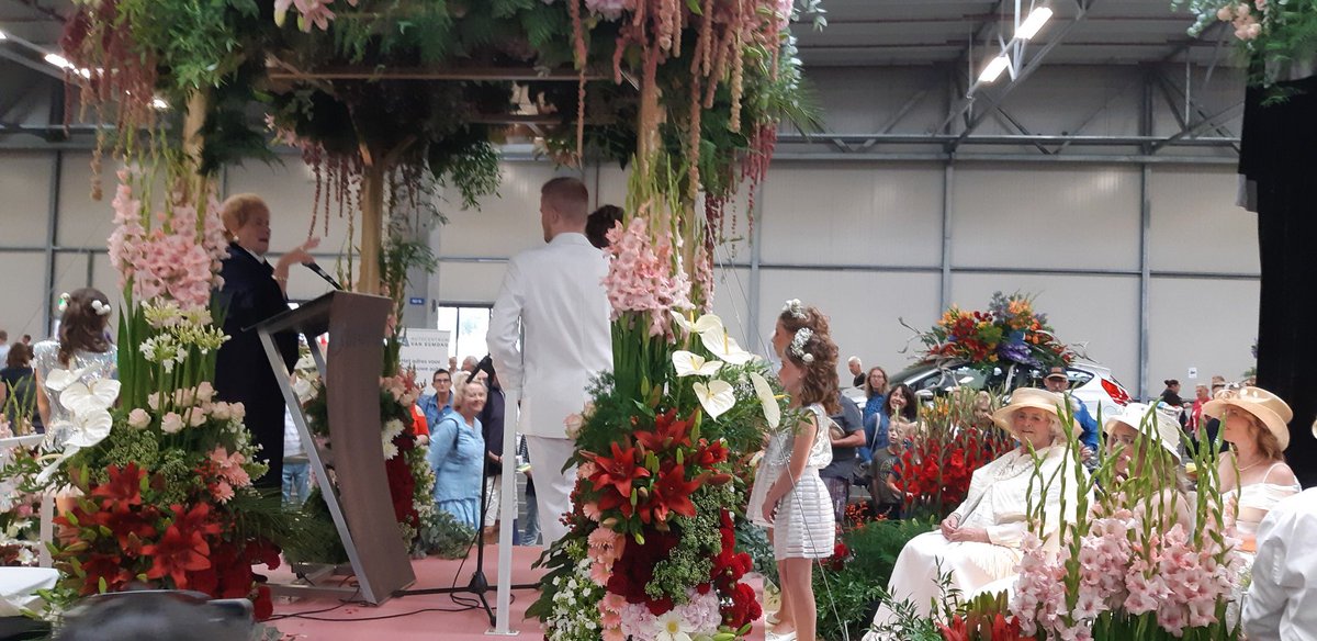 Helaas is de corso binnen.  Maar dat mag de pret niet drukken. Feestje op de wagen van onze gemeente!